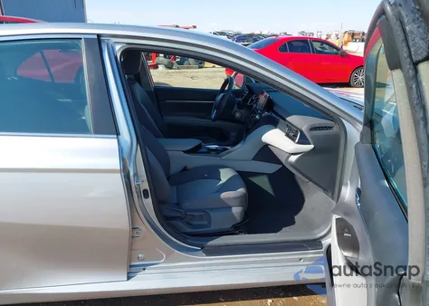 2021 Toyota Camry Le z USA, uszkodzony, nr VIN 4T1C11AKXMU613771